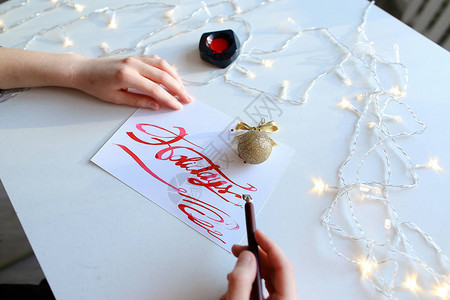 女孩用饱和的红色写笔字假期图片
