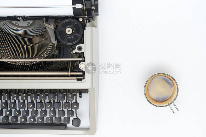 白色背景上的老式打字机图片