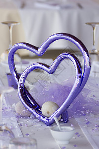 紫色心形的婚礼装饰是爱情的象征图片