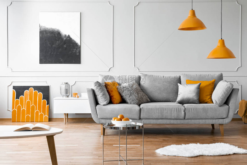 灰色沙发上方的橙色灯室内内装图片
