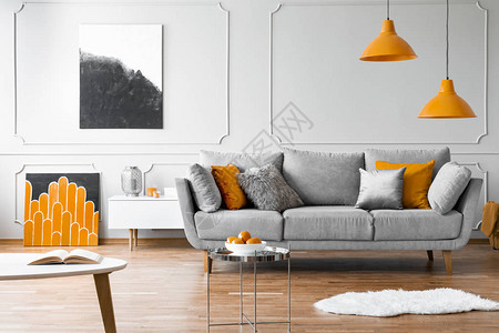 灰色沙发上方的橙色灯室内内装设计图片