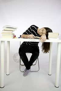 女孩在坐满书本的书桌前睡图片