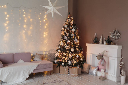 冬天的家居装饰圣诞树在阁图片