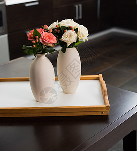 简易家庭室内装饰现代公寓内地一桌花图片