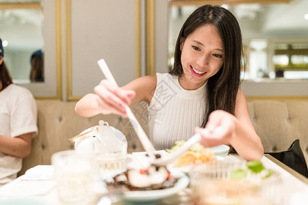 在中餐厅吃饭的女人图片