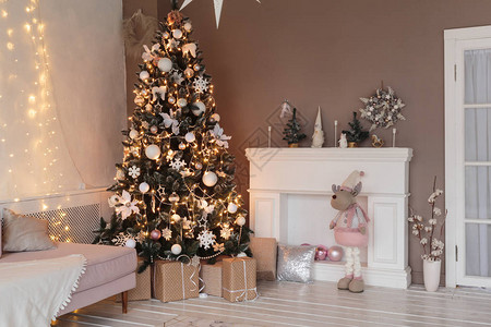 冬天的家居装饰圣诞树在阁图片