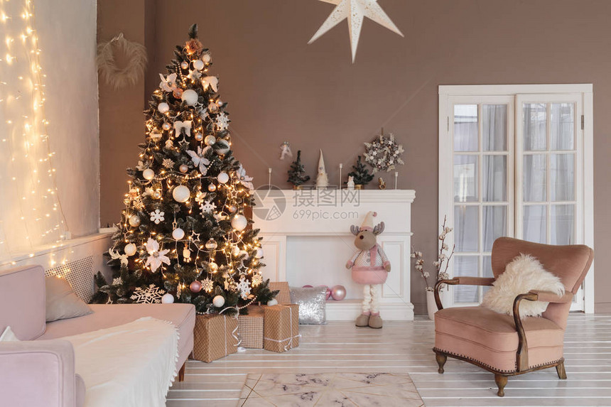 用旧家具和树木装饰圣诞家居图片