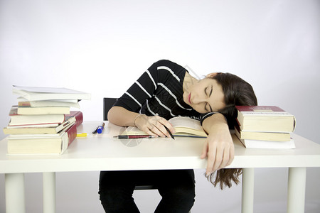 懒惰的女孩在读书时睡着图片