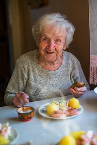 在家吃饭的老妇人图片