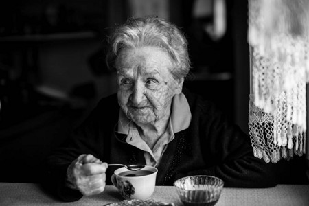 老年妇女喝茶黑白肖像图片