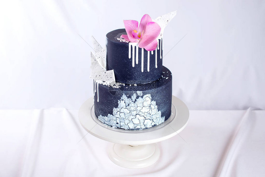 黑色婚礼蛋糕以阁楼风格装饰图片
