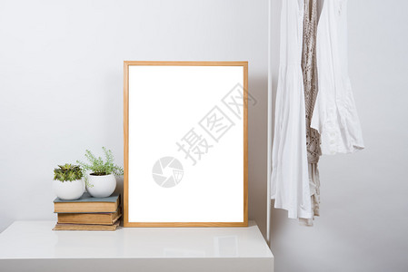 室内白色房间桌上的空木板图画架背景图片