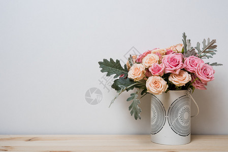 粉和蜜蜂玫瑰装饰花瓶放在室内简易家庭装背景图片