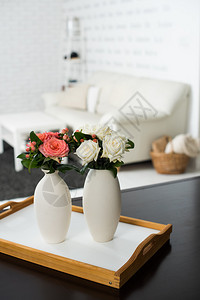 简易家庭室内装饰现代公寓内地一桌花背景图片