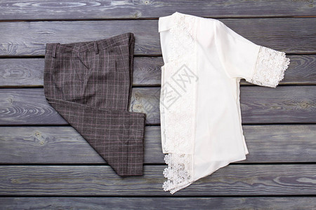 平躺格子长裤和蕾丝衬衫白衬衫和黑裤子灰色图片