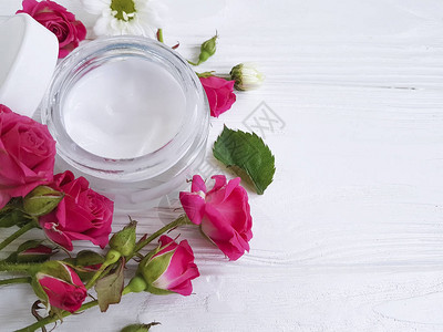 粉色护手霜详情页白色木质背景上带玫瑰的化妆品霜插画