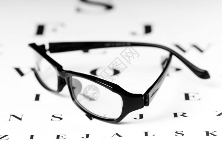 视力表上的光学阅读眼镜图片