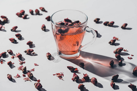 茶杯中的干红玫瑰芽和白桌顶上图片