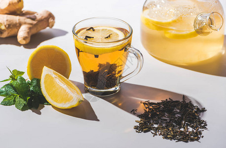 健康红茶配柠檬和薄荷在白色桌面上图片