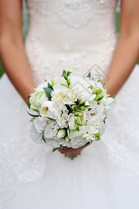 新娘手上美丽的白色婚礼花图片