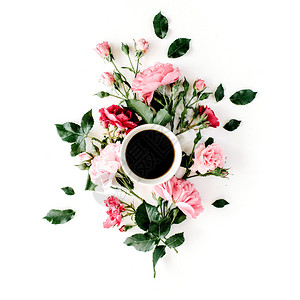黑咖啡早餐粉红玫瑰和鲜花的咖啡杯平躺设计图片
