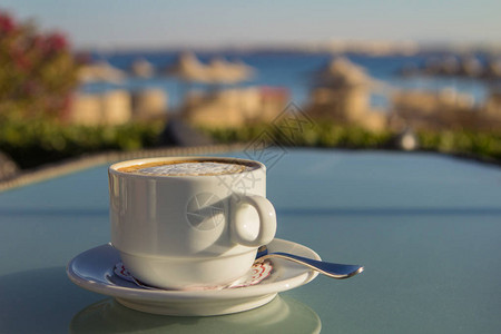 海上桌的白咖啡一杯咖图片