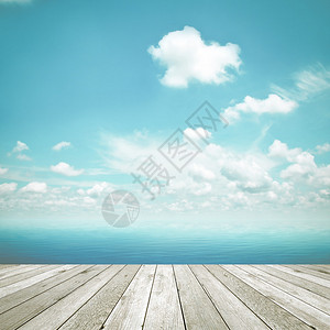 蓝海和天空背景的森林桌顶图片