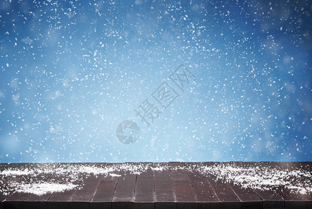 空木制桌子和背面下雪与图片