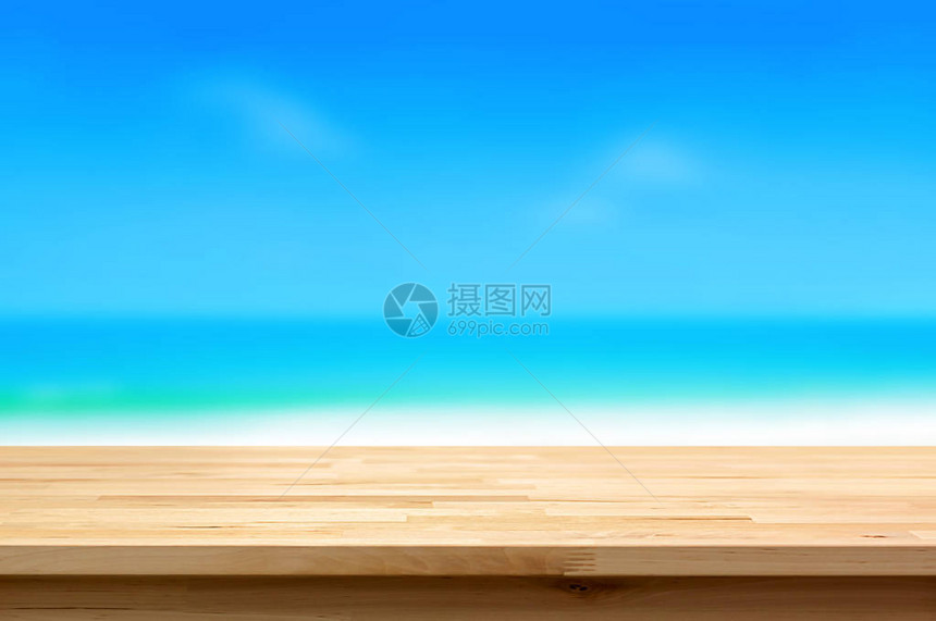 模糊蓝沙滩背景上的木质表可用于显示或图片
