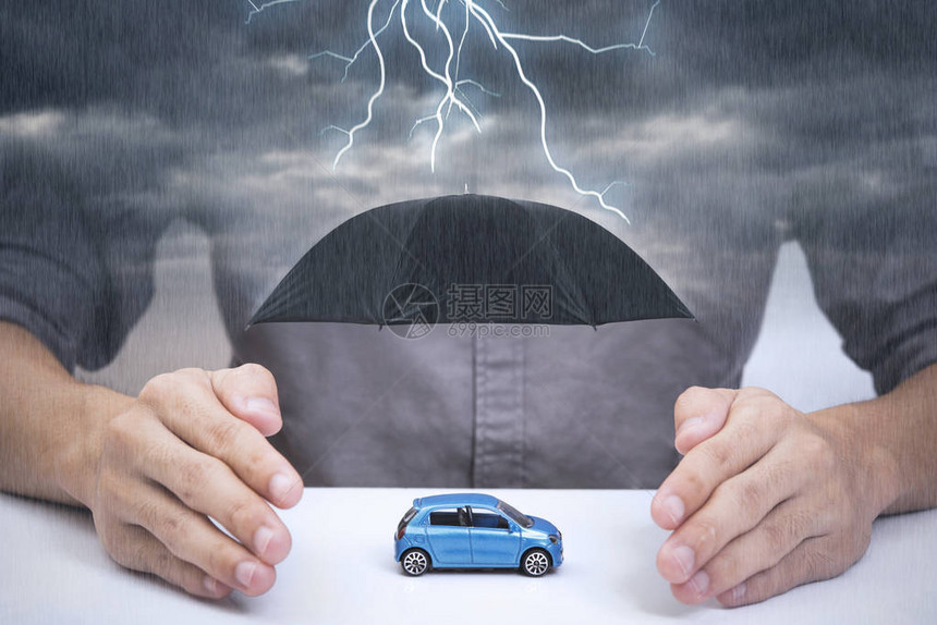 商业代理手持保护汽车事故的姿态概念保险服务图片