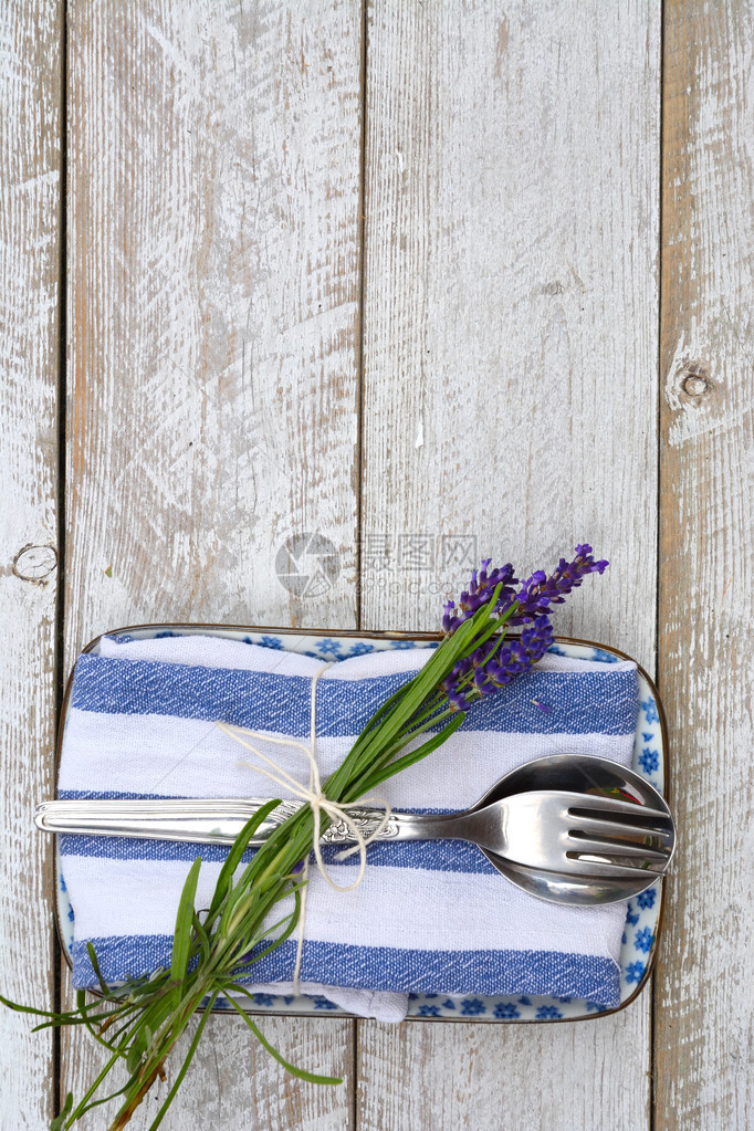 银餐具和蓝白餐巾纸图片
