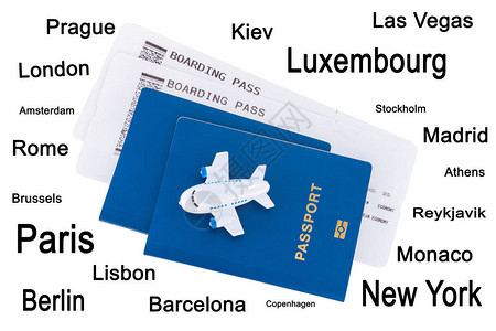 蓝色护照顶部的小型玩具飞机图片
