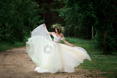 新娘穿着她的婚纱在旋转图片