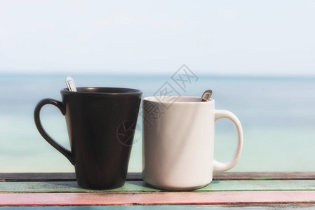 早上在面向海景的复古露台上喝杯咖啡图片