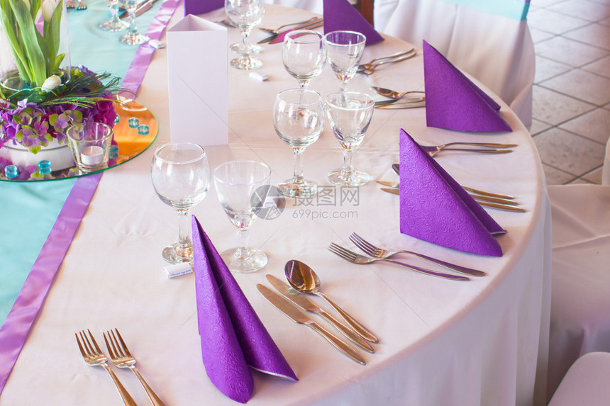 有装饰的蓝色和紫色婚礼椅子图片