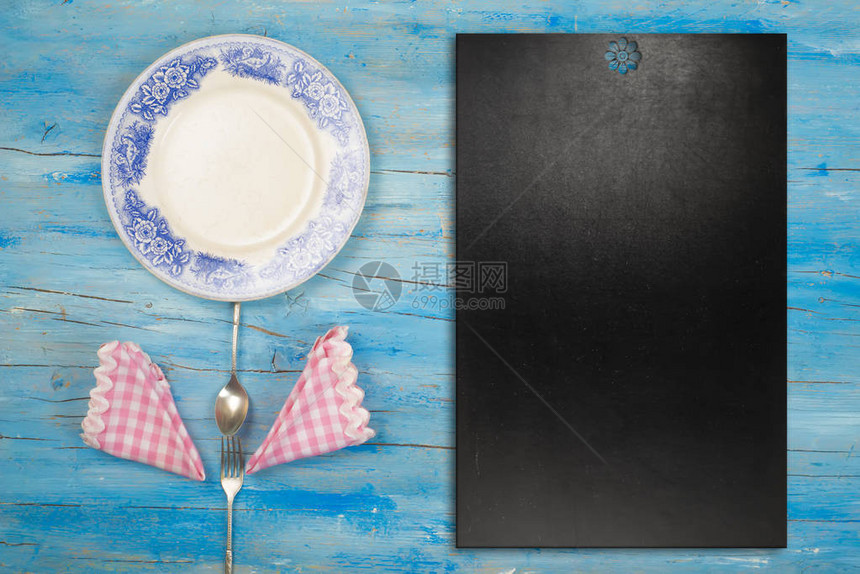 写菜单餐盘餐巾和餐具的丰富背景图片