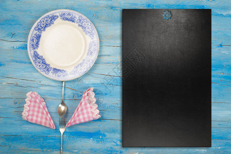 写菜单餐盘餐巾和餐具的丰富背景图片