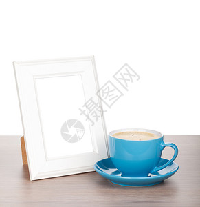 木制桌上的相片框和咖啡杯图片