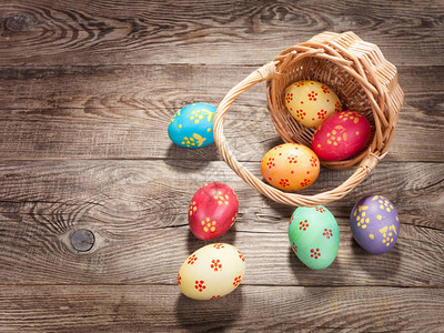 木板篮子里的复活节彩蛋图片