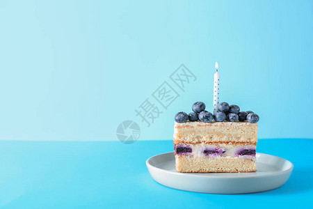一份美味的生日蛋糕彩色背图片