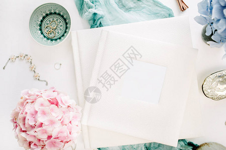 家族婚礼相册彩色花束绿宝石毯子白色背景的装饰品平躺顶端图片