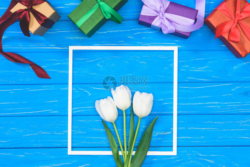 蓝色表格上框中的礼品盒和白色郁金图片
