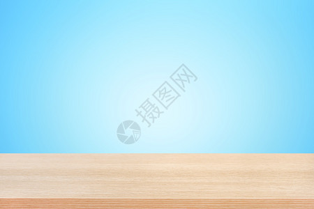 坡度浅蓝色背景上最面的木制表可用于显图片