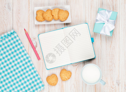 笔记本牛奶杯心形饼干和白木图片