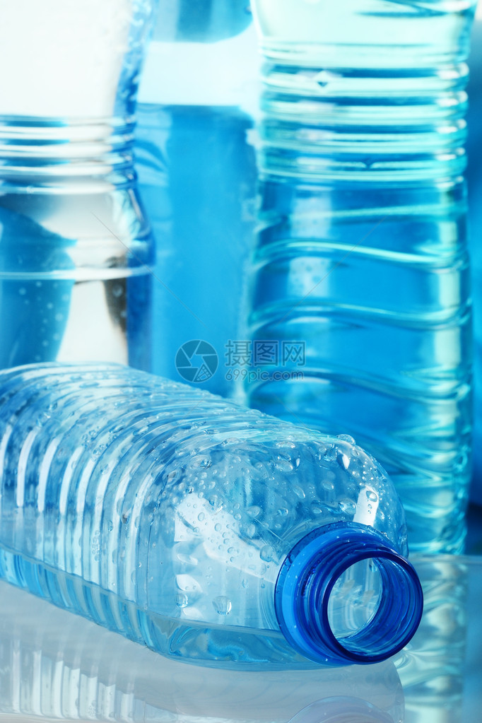 聚碳酸酯塑料瓶矿泉水图片