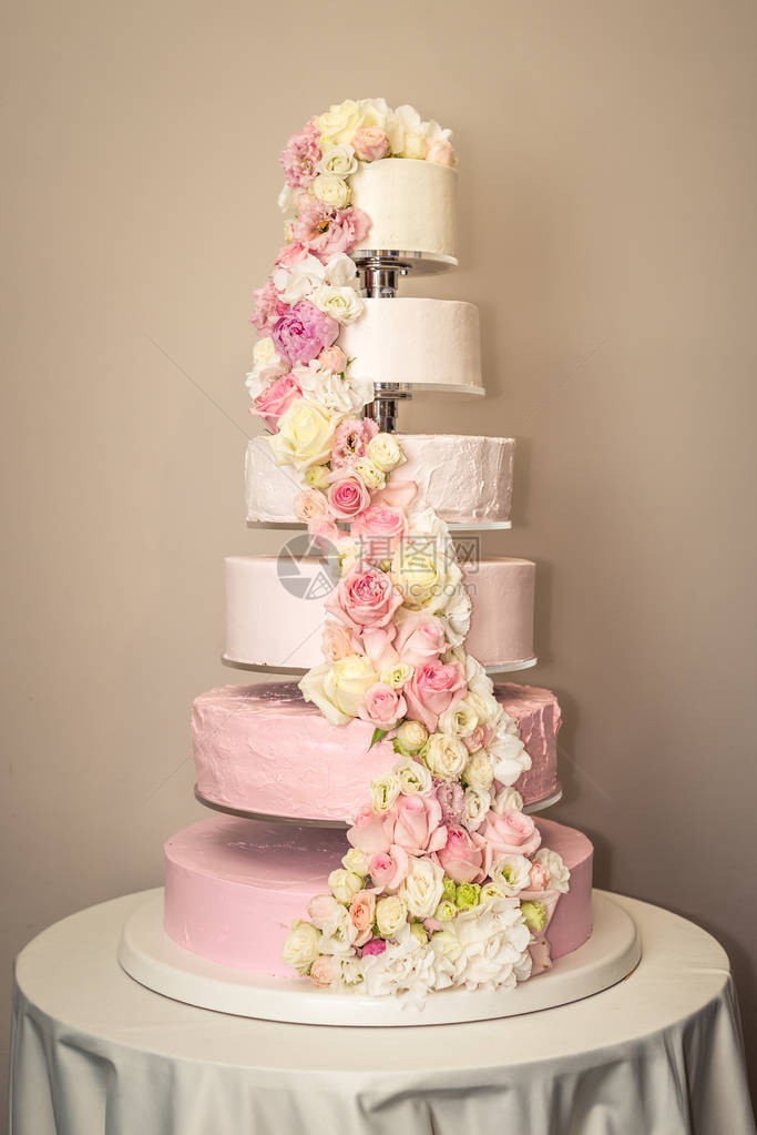 一个美丽的家庭婚礼蛋糕分层的蛋糕装图片
