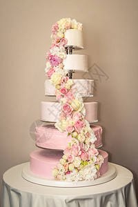 一个美丽的家庭婚礼蛋糕分层的蛋糕装图片