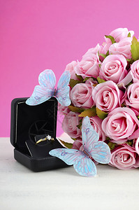 粉红白花束丝玫瑰蓝蝴蝶和结婚背景图片