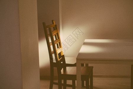 两张椅子和桌椅的图像在美丽的线下按样的颜色校正漂图片