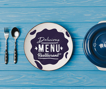 蓝桌上的叉子勺子和盘子美味的图片